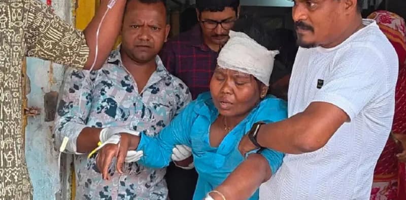 কলেজের সামনে অ্যাম্বুলেন্সের ধাক্কায় জখম অধ্যাপিকা, চাঞ্চল্য