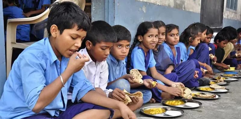মিড ডে মিল রান্নার সিলিন্ডারে টান, চিঠি রাজ্য প্রকল্প অধিকর্তাকে