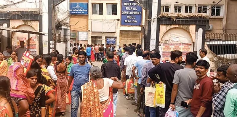 যুবসাথীতে অনলাইনে আবেদনকারীদের টাকা দেওয়ার প্রক্রিয়া শেষ হল মালদহে, জোরকদমে চলছে অফলাইনে আবেদনকারীদের নথি যাচাই