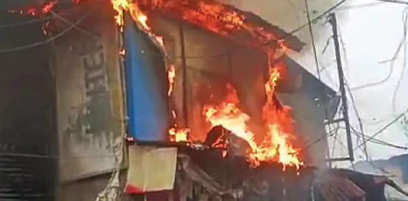 গোবরডাঙা রেলবাজারে বিধ্বংসী আগুন, পুড়ে ছাই ১১টি দোকান