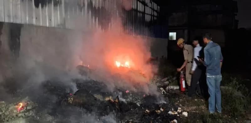 নামী কারখানার গোডাউনে আগুন, নরেন্দ্রপুরে আতঙ্ক