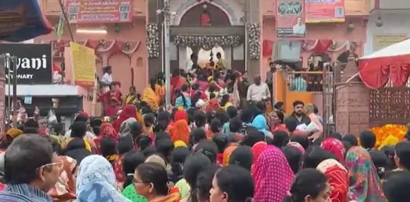 শীতলা অষ্টমী উপলক্ষ্যে উত্তরপ্রদেশের মা কল্যাণী দেবী মন্দিরে ভক্তদের ভিড়