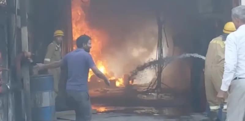 উত্তর প্রদেশের গ্রেটার নয়ডাতে রঙ তৈরির কারখানায় বিধ্বংসী আগুন