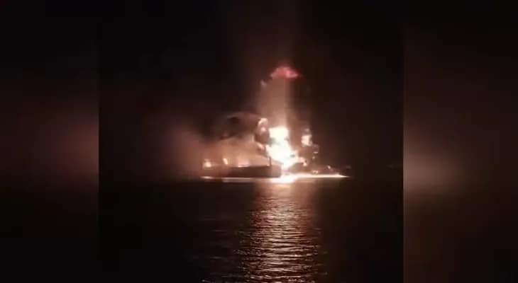 মধ্যরাতে দু’টি তেলবাহী জাহাজে ইরানের হামলায় এক ভারতীয়র মৃত্যু