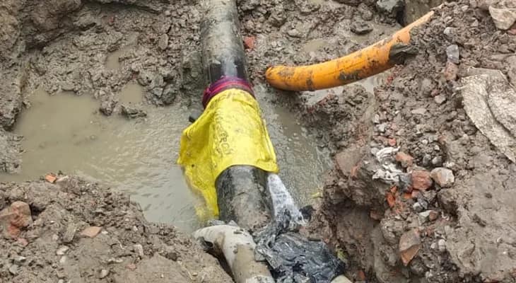 গ্যাসের পাইপলাইন বসাতে গিয়ে ফেটে গিয়েছে জলের পাইপ, বারাকপুর পুর এলাকায় ব্যাহত জল সরবরাহ