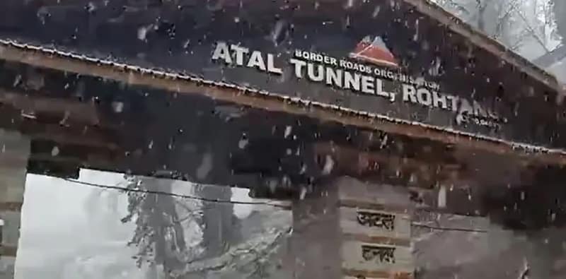 মানালির রোটাং পাসে শুরু তুষারপাত