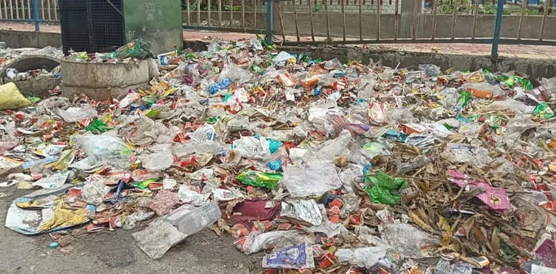 জলপাইগুড়ি মেডিকেল কলেজের সামনে আবর্জনার স্তূপ,  হুঁশ নেই পাহাড়পুর পঞ্চায়েতের