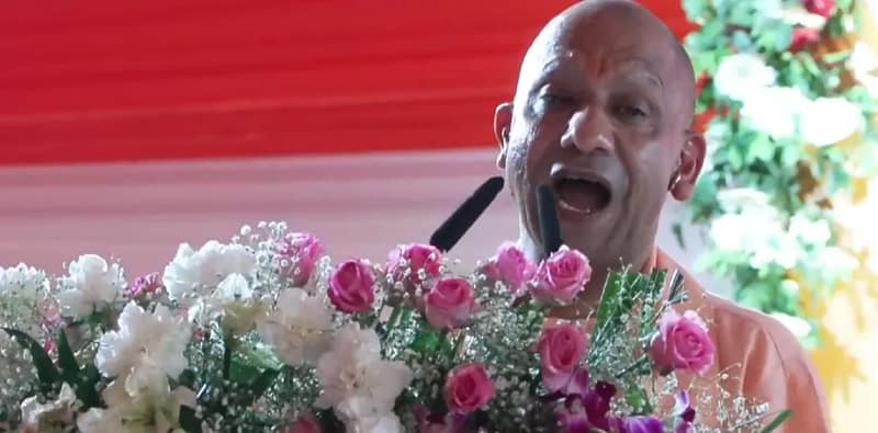 লখনউয়ের সভায় বক্তব্য রাখছেন উত্তরপ্রদেশের মুখ্যমন্ত্রী যোগী আদিত্যনাথ