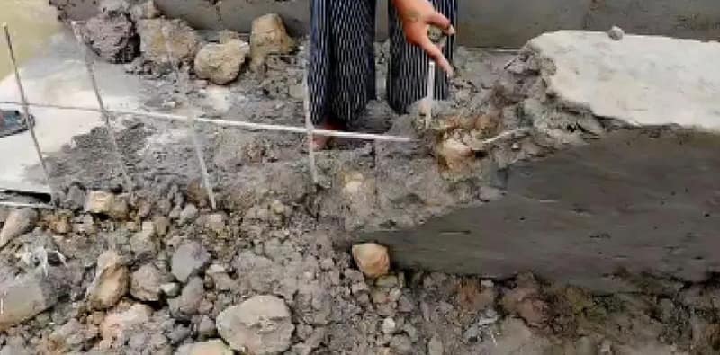 মাটি দিয়ে নিকাশিনালা ঢালাই বীরসিংহে, ক্ষুব্ধ বাসিন্দারা