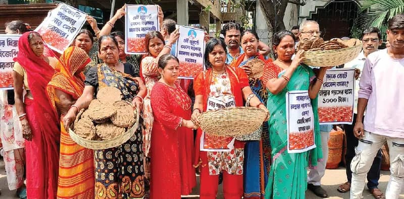 বুকিংয়ের ২২ দিন পরও মেলেনি গ্যাস, ঘুঁটে নিয়ে প্রতিবাদে তৃণমূল