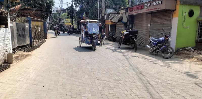 দখলদার সরিয়ে প্রশস্ত হয়েছে রাস্তা, কংক্রিট ব্লকে মুড়ে ভোলবদল বোড়াল মেইন রোডের
