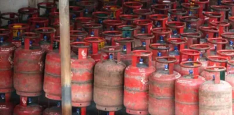 ডেলিভারির ৩৫ দিন পর গ্যাস বুকিং, নয়া নিদান, বাড়ছে তেল সংকটও, রিজার্ভ মাত্র ৭ দিনের