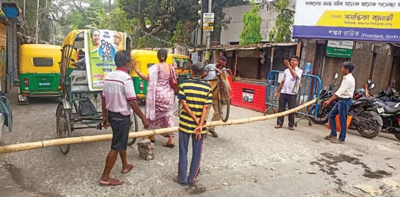 খবর প্রকাশের পর তৎপর পুরসভা, বরানগরে শুরু ভাঙা রাস্তা মেরামত