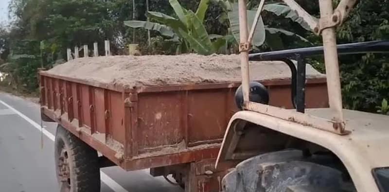 ময়নাগুড়ির আমগুড়ি এলাকায় জলঢাকা নদী থেকে অবৈধভাবে বালি তুলে পাচারের অভিযোগ, তদন্তে প্রশাসন