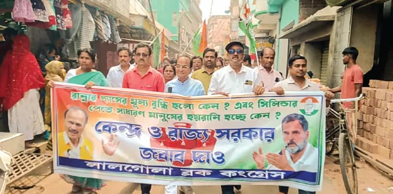 লালগোলায় রান্নার গ্যাস নিয়ে ভোগান্তির প্রতিবাদ কংগ্রেসের