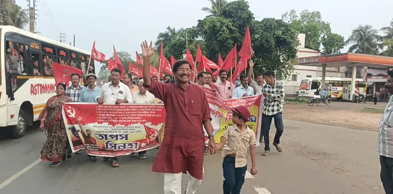 নাম ঘোষণার পর নারায়ণগড়ের বেলদাতে প্রচার মিছিলে বামফ্রন্টের প্রার্থী তাপস সিনহা