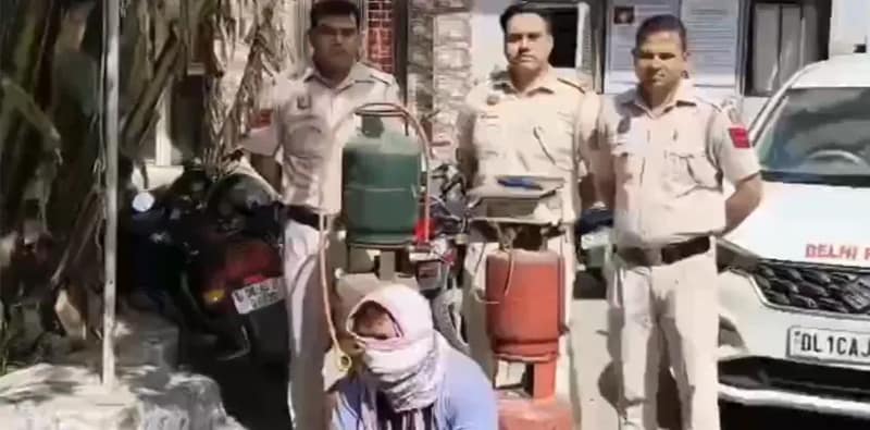 গ্যাস সিলিন্ডার কালোবাজারির অভিযোগে দিল্লি পুলিশের হাতে গ্রেপ্তার ১