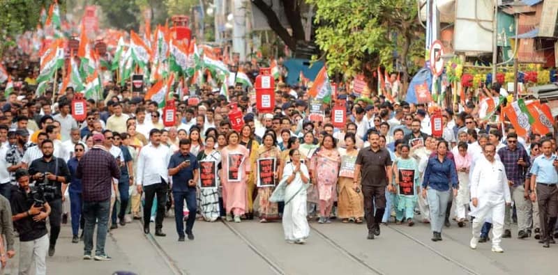 মধ্যরাতে কমিশনের তাণ্ডব: মমতা, অফিসার বদলি নিয়ে তোলপাড়, এবার অপসারিত ডিজি-সিপিও
