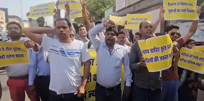দীর্ঘদিন নিয়োগ শূন্য, লখনউ এর বিজেপি কার্যালয়ের সামনে বিক্ষোভ আয়ুর্বেদিক ফার্মাসিস্ট পড়ুয়াদের