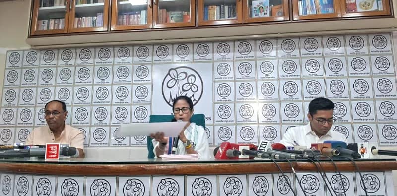 সাংবাদিক বৈঠকে তৃণমূল নেত্রী মমতা বন্দ্যোপাধ্যায়, সঙ্গে অভিষেক ও সুব্রত বক্সী