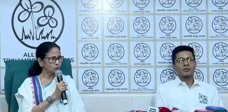 বাংলায় সুপার ইমার্জেন্সি জারি করেছে কমিশন: মমতা