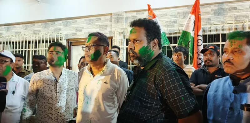 জলপাইগুড়ি কেন্দ্রে তৃণমূল প্রার্থী কৃষ্ণ দাসকে নিয়ে সবুজ আবির খেলায় মাতলেন দলের কর্মীরা