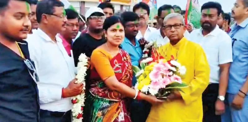 মিষ্টি আর সবুজ আবির দিয়ে বরণ করা হল মানস ভুঁইয়াকে, এবার লড়াই দীর্ঘদিনের ছায়াসঙ্গীর বিরুদ্ধেই