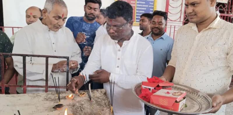 বোল্লাকালীকে পুজো দিয়ে প্রচারে তপনের বিজেপি প্রার্থী বুধরাই টুডু