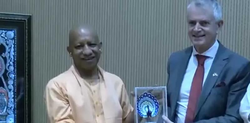 লখনউতে ভারতে নিযুক্ত কানাডার হাই কমিশনার ক্রিস্টোফার কুটার দেখা করলেন উত্তরপ্রদেশের মুখ্যমন্ত্রী যোগী আদিত্যনাথের সঙ্গে