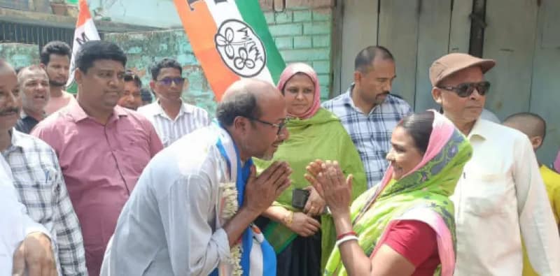 চৈত্রের তপ্ত রোদে সূতির তৃণমূল  প্রার্থী ইমানি বিশ্বাসের হেঁটে প্রচার