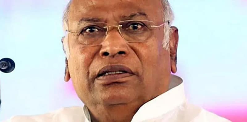 ‘মোদি সন্ত্রাসবাদী’ মন্তব্যের জের, খাড়্গেকে নোটিস পাঠাল কমিশন