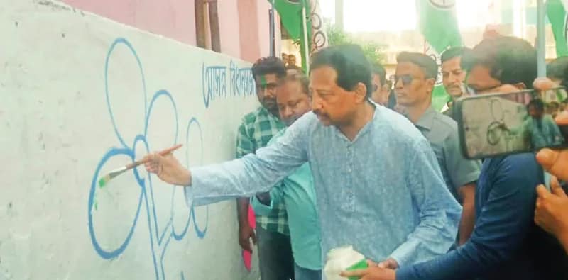 ডেবরায় পৌঁছেই দেওয়াল লিখে প্রচার শুরু রাজীবের