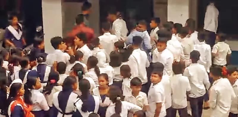 দেগঙ্গার স্কুলে মিড ডে মিল নিয়ে  বিক্ষোভে পড়ুয়াকে মার, চাঞ্চল্য