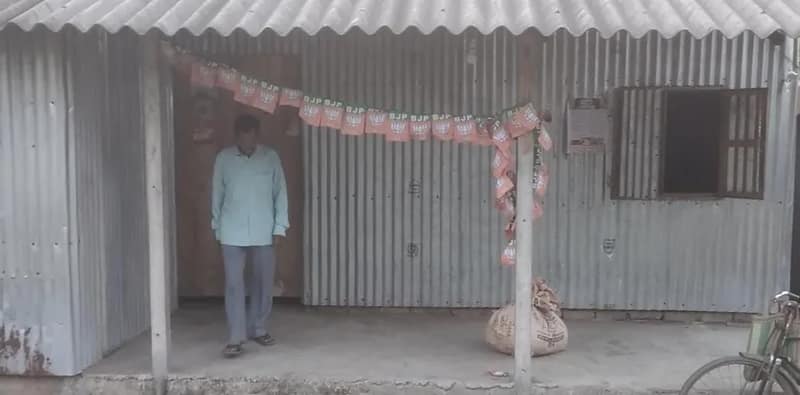 প্রার্থী পছন্দ না হওয়ায় হলদিবাড়িতে দলীয় কার্যালয়ে তালা ঝুলিয়ে দিলেন বিজেপি’র কর্মী সমর্থকরা
