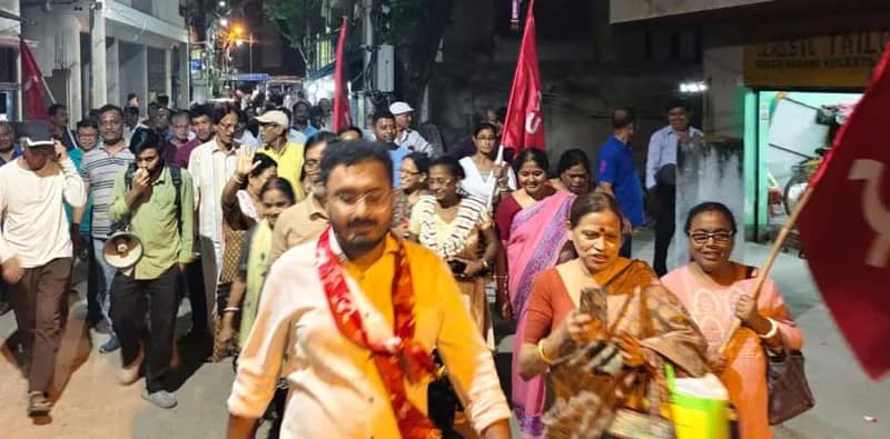 দমদমে ভোটপ্রচারে সিপিএম প্রার্থী ময়ূখ বিশ্বাস