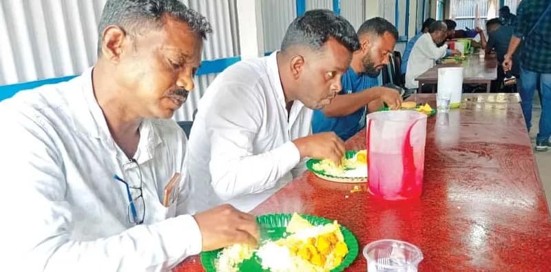 প্রার্থীর হেঁশেলে দিনভর চলছে রান্না, চেয়ার-টেবিল পেতে চলছে ভোজ