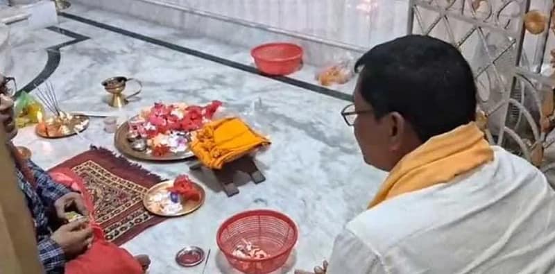 ভোটপ্রচারের আগে মায়ের থান কালী মন্দিরে পুজো দিলেন ধূপগুড়ির বিজেপি প্রার্থী নরেশচন্দ্র রায়