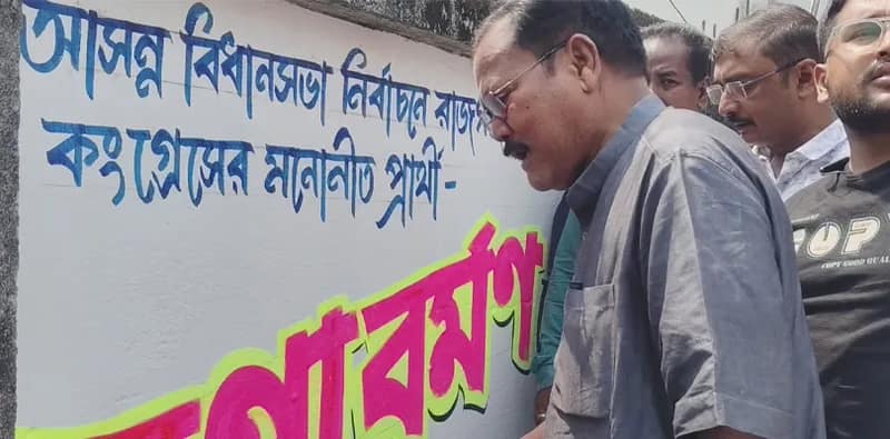 রাজগঞ্জের প্রার্থী স্বপ্না বর্মনের সমর্থনে বেলাকোবায় দেওয়াল লিখলেন  খগেশ্বর রায়
