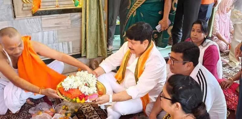 মন্দিরে পুজো দিয়ে ভোটপ্রচার শুরু করলেন অর্জুন সিং