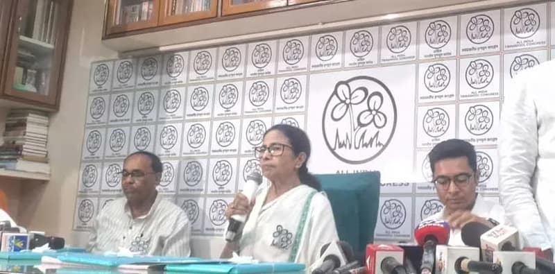 অভিষেককে পাশে নিয়ে ইস্তেহার প্রকাশ মমতার, ঈদের পর জোরকদমে প্রচার শুরু করবে তৃণমূল