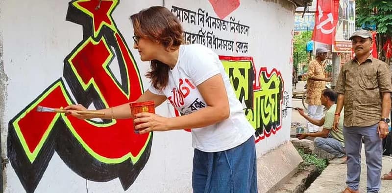 কামারহাটি বিধানসভা কেন্দ্রে বামফ্রন্ট প্রার্থী মানস মুখোপাধ্যায় সমর্থনে শুক্রবার প্রচারে নামলেন অভিনেত্রী ঊষসী চক্রবর্তী