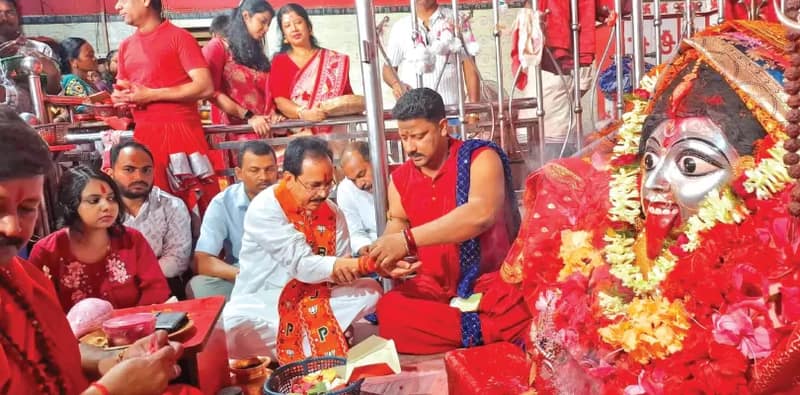 বোল্লা মন্দিরে পুজো দিয়ে তোরাফের ‘গড়ে’ প্রচার শুরু বিজেপি প্রার্থীর