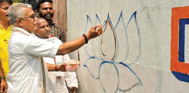 খড়্গপুরে রেলের পাঁচিল ভাঙল বিজেপি, বিদায়ী এডিআরএমকে নিশানা দিলীপের! নাটক বলছে তৃণমূল