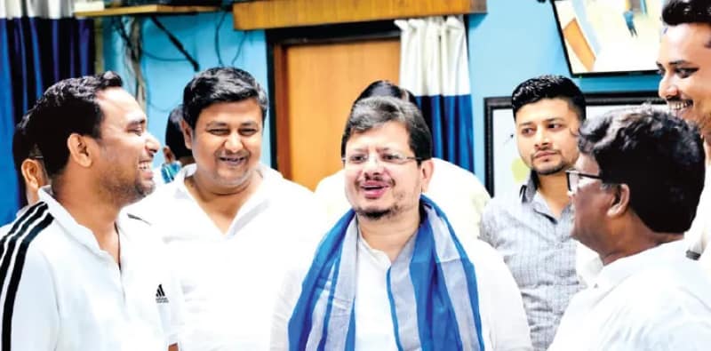 উলুবেড়িয়ায় এসে দলীয় নেতৃত্বের সঙ্গে বৈঠক  তৃণমূল প্রার্থী ঋতব্রতর