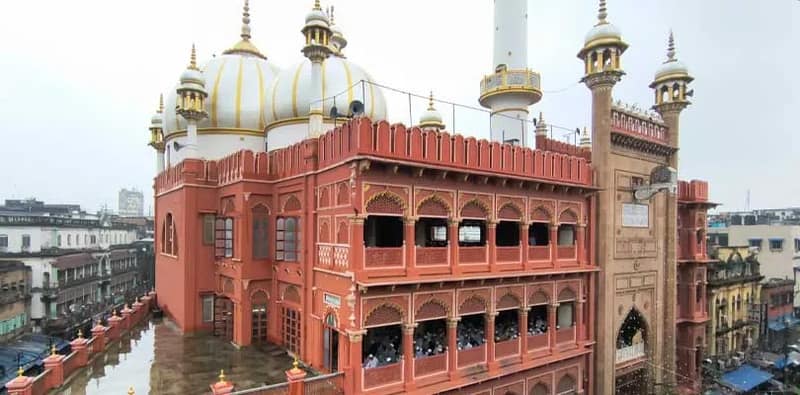 বৃষ্টির মধ্যেই নাখোদা মসজিদে পালিত হয়  ঈদ