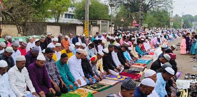 ঈদ উপলক্ষ্যে মুর্শিদাবাদের ভরতপুরের কান্দি সালার রাজ্য সড়কের উপরেই  চলছে নামাজ