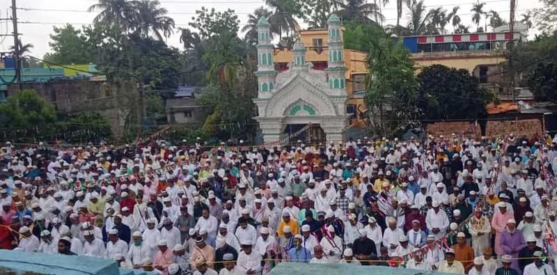 কালনা শহরে ৫০০ বছরের প্রাচীন দাঁতনকাটিতলা মসজিদে চলছে ঈদের নামাজ