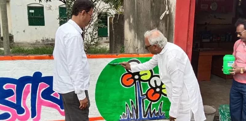 পানিহাটিতে প্রার্থীর হয়ে দেওয়াল লিখন করলেন নির্মল ঘোষ