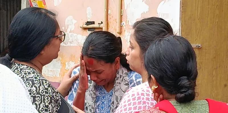 পিতৃহারা স্বপ্নাকে সমবেদনা জানালেন তৃণমূলের জলপাইগুড়ি জেলা সভানেত্রী মহুয়া গোপ