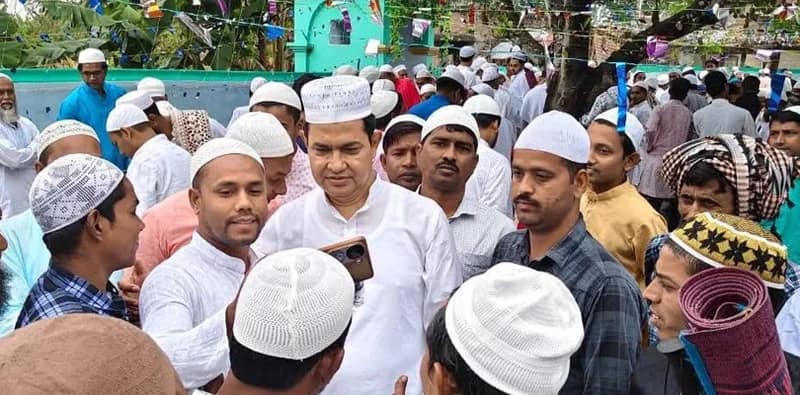 মুর্শিদাবাদের ডোমকলে ইদের নামাজের পর শুভেচ্ছা বিনিময় তৃণমূল প্রার্থী হুমায়ূন কবিরের